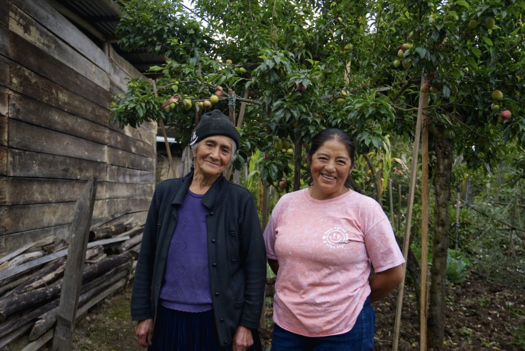 A1 - Carmen Moroko y Ziola Buto, Agricultoras, Sigsig.jpg