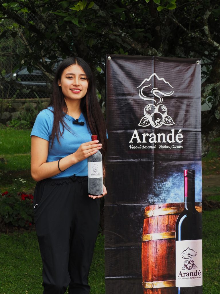 Emilia Vera, Estudiante, Baños.jpg